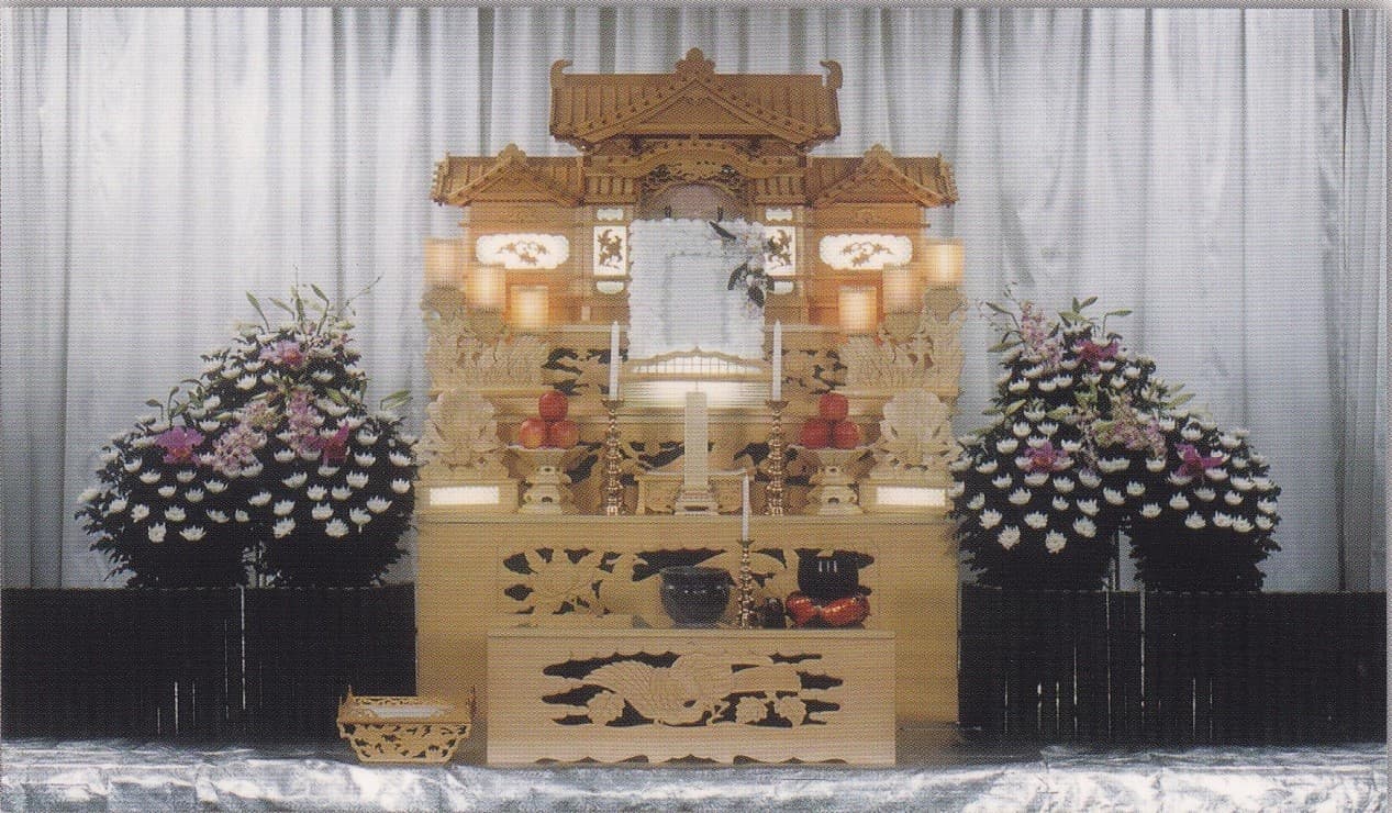 画像:白木祭壇