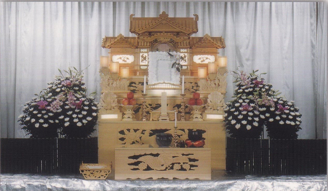 画像：白木祭壇